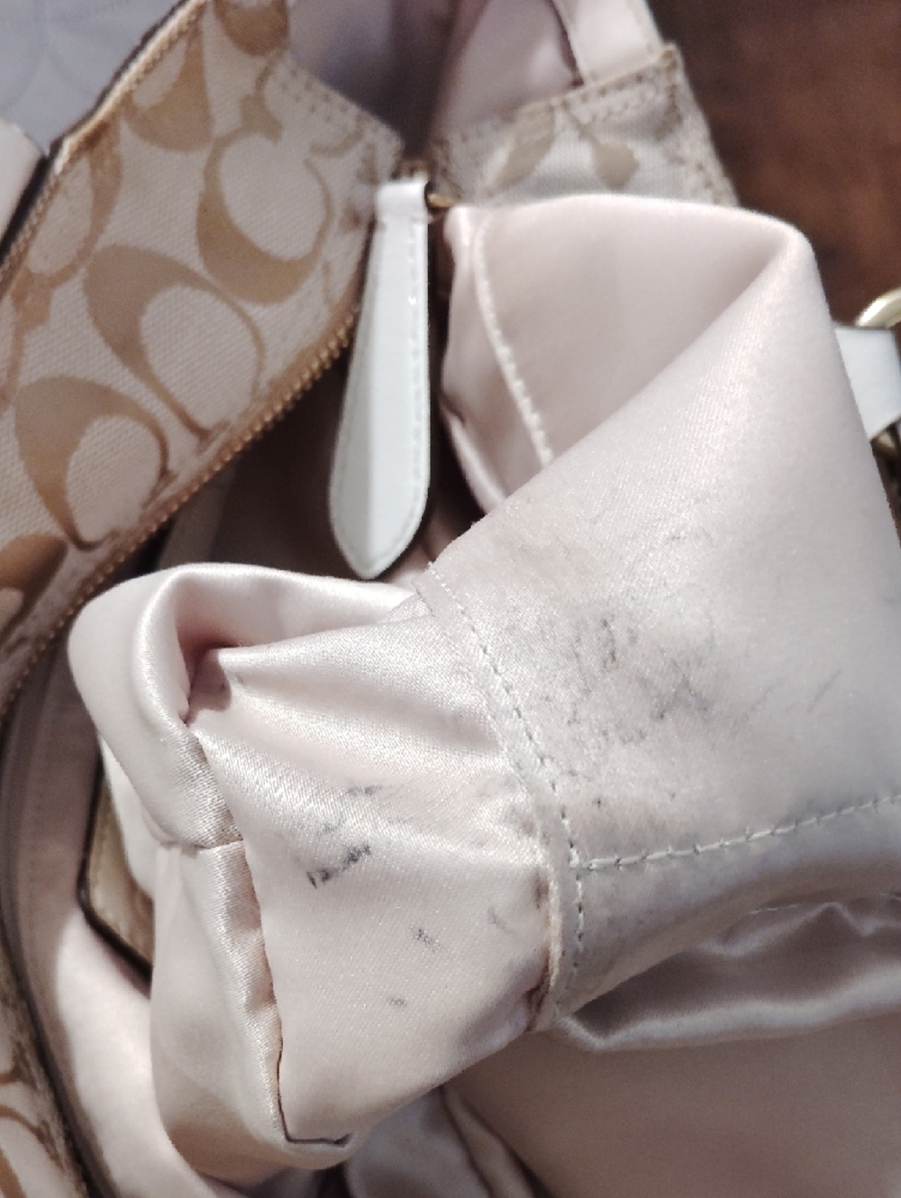 Coach Beige and White Signature Circle Appliqué Tote!! - Picture 16 of 17